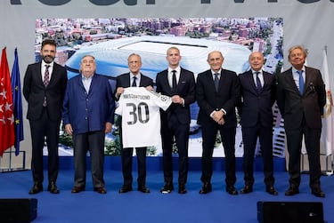 Franco Mastantuono posa con Florentino Pérez y parte de la directiva del Real Madrid. 