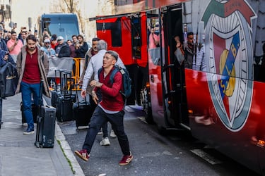 El jugador argentino del Benfica Gianluca Prestianni llegando al hotel en Madrid. 