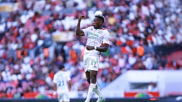 Diber Cambindo celebrates his goal 2-2 of Necaxa during the 11th round match between Atlas and Necaxa as part of the Liga BBVA MX, Torneo Apertura 2025 at Jalisco Stadium, on September 27, 2025 in Guadalajara, Jalisco, Mexico.