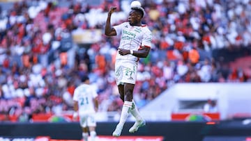 Diber Cambindo celebrates his goal 2-2 of Necaxa during the 11th round match between Atlas and Necaxa as part of the Liga BBVA MX, Torneo Apertura 2025 at Jalisco Stadium, on September 27, 2025 in Guadalajara, Jalisco, Mexico.