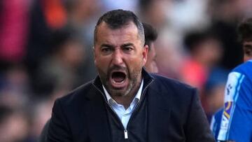 BARCELONA, SPAIN - DECEMBER 31: Diego Martinez, Head Coach of RCD Espanyol, celebrates after Joselu ( not pictured ) scores the team's first goal from a penalty during the LaLiga Santander match between FC Barcelona and RCD Espanyol at Spotify Camp Nou on December 31, 2022 in Barcelona, Spain. (Photo by Alex Caparros/Getty Images)