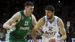 El jugador del Zalgiris Kaunas Ksistof Lavrinovic trata de frenar el ataque de Nikola Mirotic, del Real Madrid.