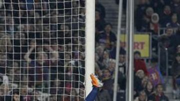 <b>EL TERCERO. </b>Messi consiguió ante la presencia de Godín su tercer gol frente al Atlético el pasado sábado en el Camp Nou.
