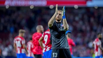 Oblak saluda a la afición del Atlético.