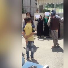 Afghan women take to streets of Kabul in defiance of Taliban