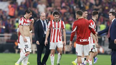 YEDA (ARABIA SAUDÍ), 07/01/2026.- Los jugadores del Athletic Club a la finalización del partido de la Supercopa de España que han disputado frente al FC Barcelona este miércoles en el estadio Alinma Bank Stadium at King Abdullah Sport, en Yeda. EFE/ Kai Forsterling