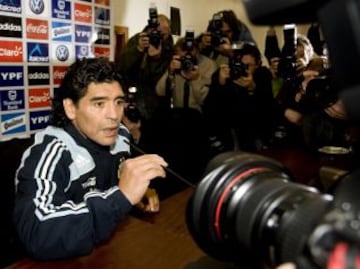 La misión de Maradona era clasificar a una selección argentina que venía a los tumbos. No obstante, con el '10' en la cancha, la albiceleste mostró ripios, y perdió partidos de manera abultada, como el recordado 6 a 1 en La Paz ante Bolivia.