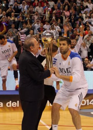 Felipe Reyes a punto de levantar la Copa del Rey 2014.