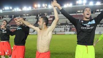 <b>CERCA DEL SUEÑO. </b>Los jugadores celestes celebraron al término del encuentro el gran paso dado hacia Primera División.