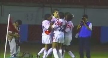 1995: En el marco de un amistoso, Perú vapuleó a Chile en Lima y lo goleó por 6-0. En el arco de Chile realizaba su debut un joven Alex Varas, y el técnico era Xabier Azkagorta. Baroni y Flavio Mestri, ambos con tres goles, fueron los verdugos de 'La Roja' en aquella jornada.