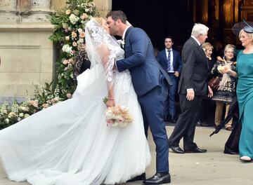 La pareja se besa tras salir de la Basílica.