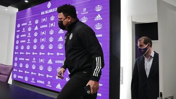 Ronaldo, junto a David Espinar, en rueda de prensa tras el descenso del Real Valladolid.