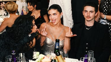 Odessa A'zion, Kylie Jenner y Timothée Chalamet durante la 83.ª edición de los Globos de Oro, celebrada en el Beverly Hilton.