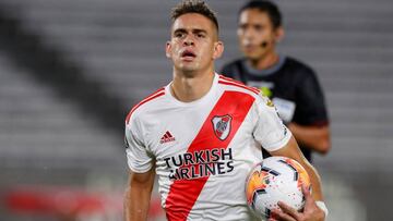 Santos Borré jugando con River Plate