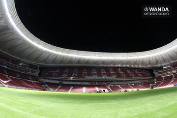 Foto general del interior del estadio con el césped colocado.