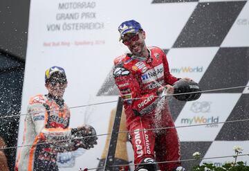 Andrea Dovizioso le ha ganado a Márquez en el Gran Premio de Austria en la última curva una batalla donde se han jugado el triunfo y el orgullo. Le recorta cinco puntos. 