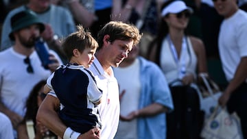 Chile's Nicolas Jarry celebrates with his son after winning against Brazil's Joao Fonseca during their men's singles third round tennis match on the fifth day of the 2025 Wimbledon Championships at The All England Lawn Tennis and Croquet Club in Wimbledon, southwest London, on July 4, 2025. (Photo by Kirill KUDRYAVTSEV / AFP) / RESTRICTED TO EDITORIAL USE