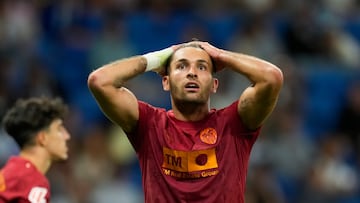 CORNELLÁ (BARCELONA), 23/09/2025.- El delantero del Valencia Hugo Duro se lamenta durante el encuentro correspondiente a la sexta jornada de LaLiga EA Sports disputado este martes entre RCD Espanyol y Valencia CF en el RCDE Stadium, en Cornellá (Barcelona). EFE/Enric Fontcuberta
