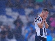 Sergio Canales se lamenta por la derrota contra Pachuca.