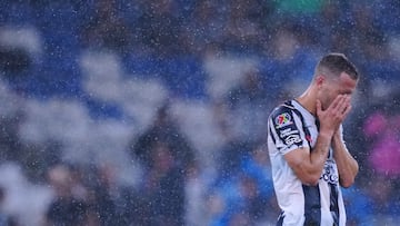 Sergio Canales se lamenta por la derrota contra Pachuca.
