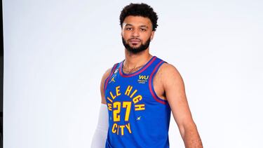 El uniforme Statement Edition de los Denver Nuggets para la temporada 2025/26 es azul marino con el texto 'Mile High City' en amarillo en el pecho. Incluye detalles en rojo y blanco, y representa el orgullo de Denver por su altitud única, siendo la ciudad más elevada de la NBA.
