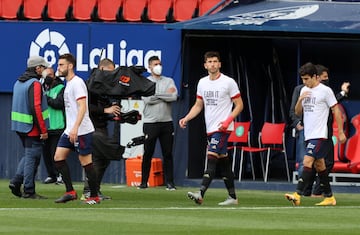 Jugadores del Osasuna saltan al terreno de juego con camisetas contra la Superliga