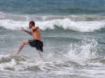 Victor Valdés entrando en el agua en la playa de Futura, a las afueras de Fortaleza (Brasil).