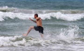 Victor Valdés entrando en el agua en la playa de Futura, a las afueras de Fortaleza (Brasil).