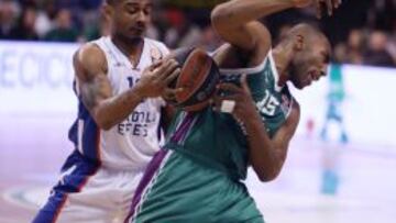 El exmadridista Draper pugna por un balón con Jayson Granger durante el Unicaja-Efes disputado esta temporada.