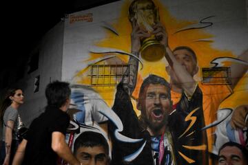 Está situado en el barrio de Palermo, en Buenos Aires. La obra, de unos seis metros de alto y cinco de ancho, ha sido realizada por el artista Maximiliano Bagnasco. En el mural aparece Messi levantando la Copa del Mundo junto al Dibu Martínez, Paulo Dybala y Rodrigo De Paul.