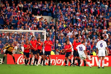 Zidane fue decisivo en ambos torneos: en la Eurocopa 2000, marcó un gol de falta directa en la victoria 2-1, y en el Mundial 2006, anotó el tercer gol en la victoria 3-1 en octavos de final.