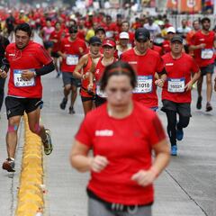 ¿Isotónica o agua? La clave para el Maratón de Santiago