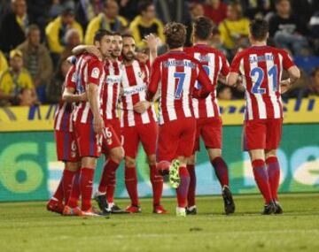 0-1. Koke celebró el primer tanto con sus compañeros.