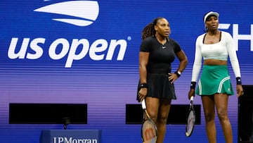 Flushing Meadows (United States), 02/09/2022.- Serena Williams (L) of the USA and her sister Venus Williams (R)