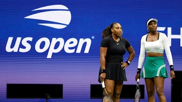 Flushing Meadows (United States), 02/09/2022.- Serena Williams (L) of the USA and her sister Venus Williams (R)