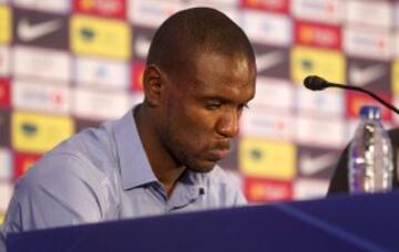 Eric Abidal anunció en una sala de prensa repleta y entre lágrimas que se va del Barcelona. Lo hizo en un acto en el que estuvo acompañado por toda la plantilla del Barcelona y en la que estuvo acompañado por Sandro Rosell y Andoni Zubizarreta.