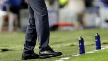 El entrenador del Bayern Múnich Jupp Heynckes, da instrucciones a sus jugadores durante el partido de Liga de Campeones que el conjunto alemán ha disputado contra el Valencia esta noche en el estadio de Mestalla.