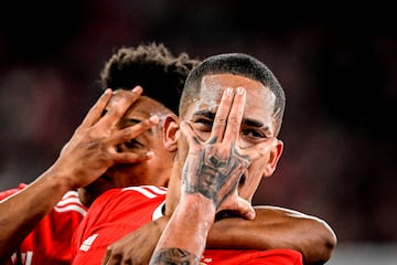 Es de sobra conocida la afici¨®n de muchos futbolistas por los tatuajes, y el brasile?o Gilberto Moraes es un ejemplo de ello. El defensa del Benfica celebr¨® su gol al Boavista durante un partido de la liga portuguesa poni¨¦ndose sobre la cara la mano izquierda, en la que luce un dibujo en el que aparecen una nariz y una boca.