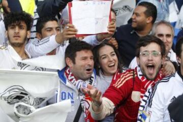 Aficionado del Real Madrid momentos antes del comienzo de la final de la supercopa disputado esta noche en el Cardiff City Stadium de Cardiff 