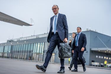 El canciller alemán Friedrich Merz (CDU) aborda un avión de la fuerza aérea para viajar a la cumbre de Gaza en Sharm el-Sheij.