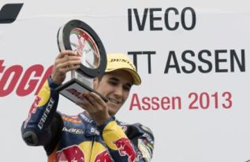 Luis Salom celebra la victoria en Moto3.