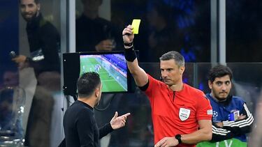 Soccer Football - Champions League - Group C - Inter Milan v FC Barcelona - San Siro, Milan, Italy - October 4, 2022 FC Barcelona coach Xavi is shown a yellow card by referee Slavko Vincic after their first goal was disallowed REUTERS/Daniele Mascolo