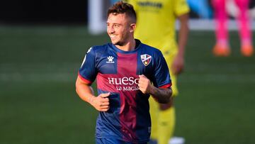 Pablo Maffeo durante un partido con el Huesca