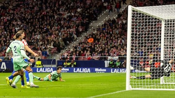 Manu Sánchez remata para hacer el gol del Levante ante el Atlético.