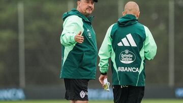 El entrenador Rafa Benítez saluda a un miembro de su cuerpo técnico durante un entrenamiento del Celta.