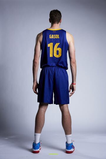 El debut de Pau Gasol con el FC Barcelona Baloncesto est芍 m芍s cerca que nunca. El p赤vot ha realizado la sesi車n de fotos oficiales con la camiseta del club blaugrana.