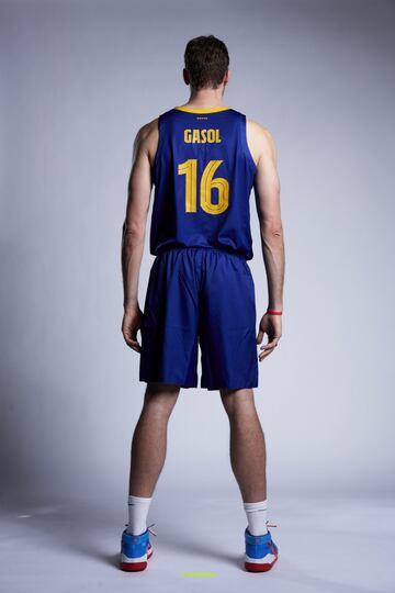 El debut de Pau Gasol con el FC Barcelona Baloncesto está más cerca que nunca. El pívot ha realizado la sesión de fotos oficiales con la camiseta del club blaugrana.