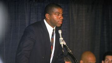 Magic Johnson anuncia que tiene VIH durante una comparecencia celebrada el 7 de noviembre de 1991