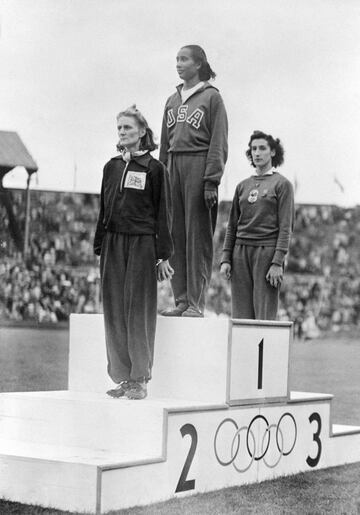 La saltadora de altura estadounidense Alice Coachman (en la imagen) se convirtió en la primera mujer negra en conseguir una medalla de oro en unas Olimpiadas.