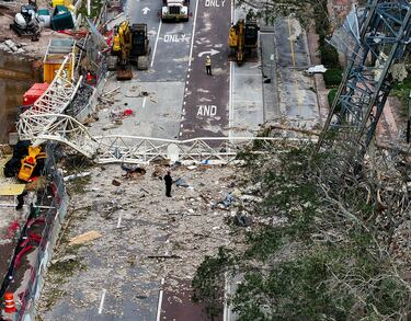 Vista aérea con dron del lugar donde un rascacielos del centro de la ciudad fue destrozado por una grúa caída durante el huracán Milton en 490 1st Avenue South.
